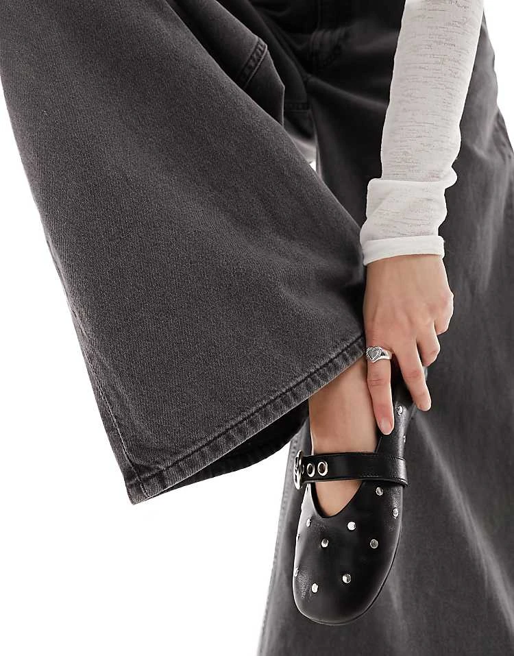 Monki Giga Low Waisted Baggy Wide Fit Jeans In Dark Grey Wash For Women 4 Monki Giga Low Waisted Baggy Wide Fit Jeans In Dark Grey Wash For Women - Image 2