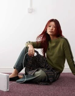 Monki Knitted Raglan Sleeve Sweater In Khaki With Contrast Jacquard Heart And Stripe For Women -Monki Shop 207130165 2